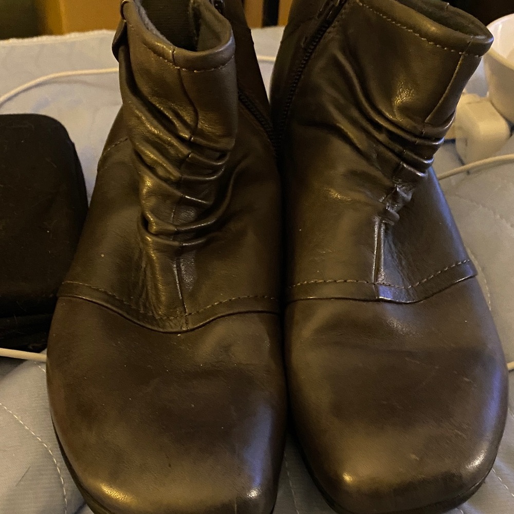Earth Origins greyLeather Ankle Boots New no tags